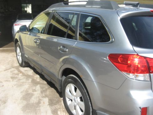 Used 2011 Subaru Outback 2.5i Limited AWD/4WD image 6