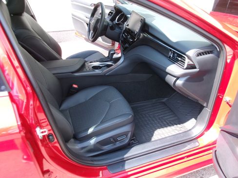 Used 2023 Toyota Camry XLE FWD image 21