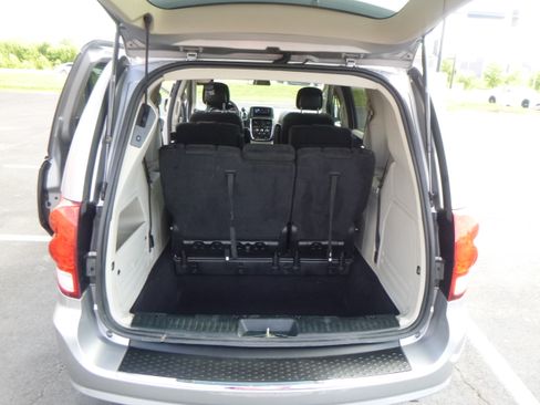 Used 2015 Dodge Grand Caravan SXT image 17