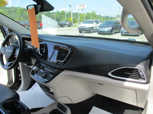 Used 2018 Chrysler Pacifica Touring-L FWD image 29