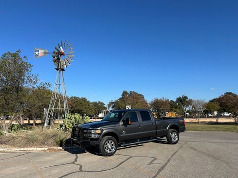 Used 2015 Ford F350 Lariat image 1