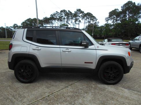 Used 2018 Jeep Renegade Trailhawk image 4