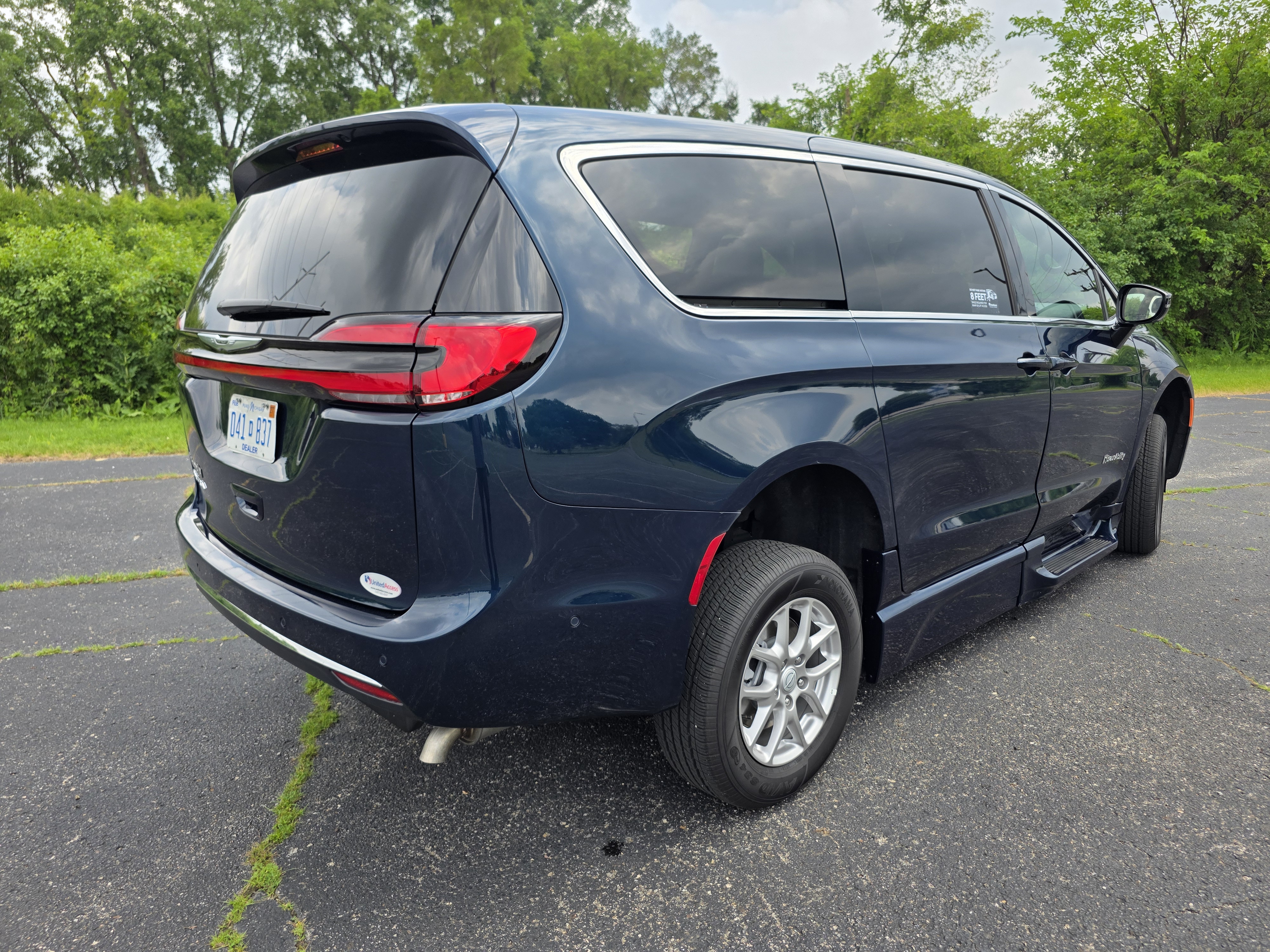 Used 2025 Chrysler Pacifica Select FWD image 5