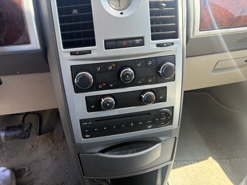 Used 2009 Chrysler Town & Country Touring image 15