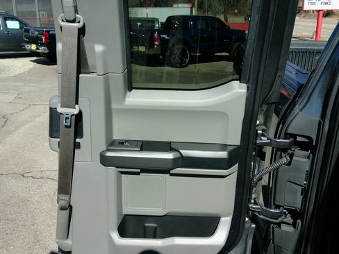 Used 2015 Ford F150 XLT image 36