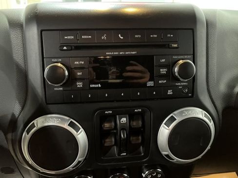 Used 2014 Jeep Wrangler Unlimited Rubicon image 10