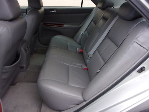 Used 2004 Toyota Camry XLE FWD image 9