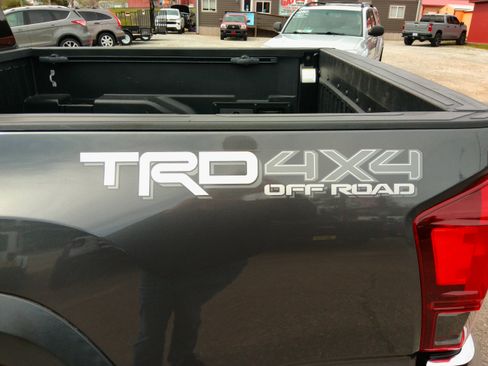 Used 2018 Toyota Tacoma TRD Off-Road image 17