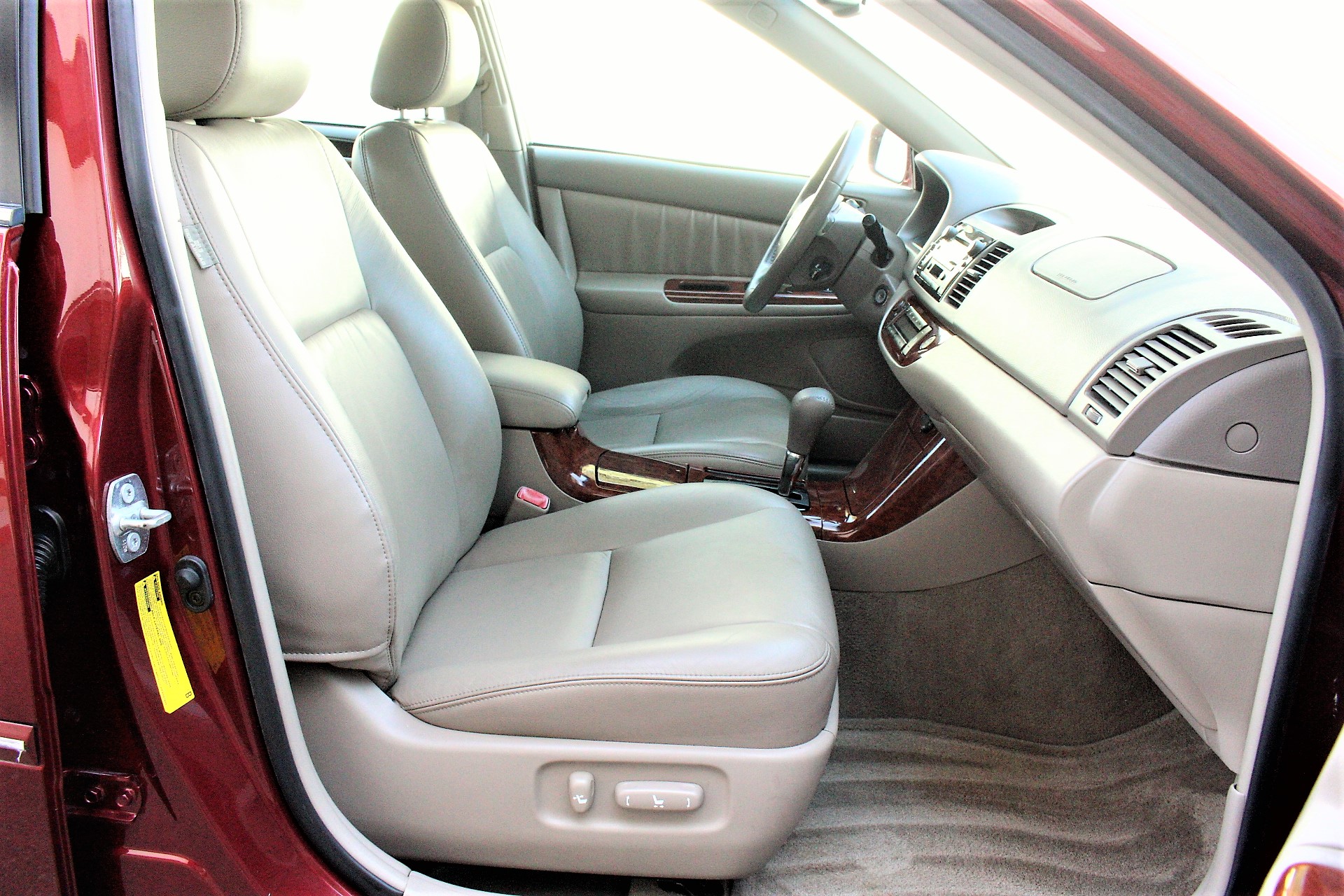 Used 2005 Toyota Camry XLE FWD image 19