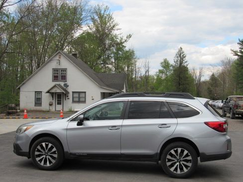 Used 2015 Subaru Outback 3.6R Limited AWD/4WD image 4