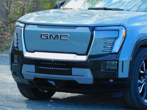 Used 2024 GMC Sierra EV Denali image 9