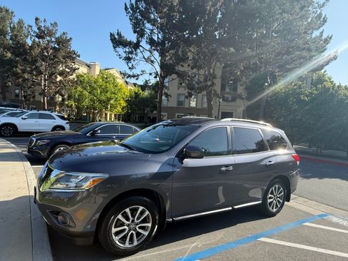 Used 2013 Nissan Pathfinder 4WD image 2