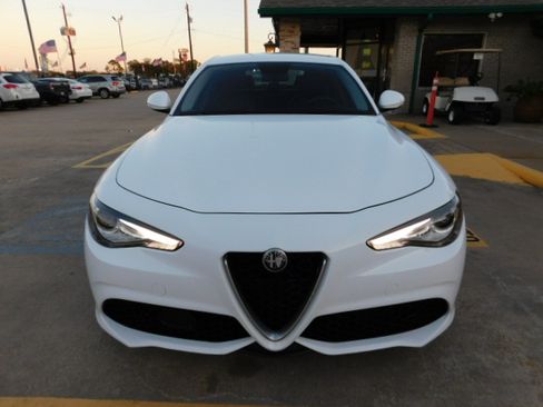 Used 2018 Alfa Romeo Giulia image 3