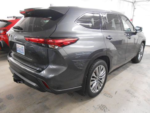 Used 2021 Toyota Highlander AWD Platinum V6 image 4
