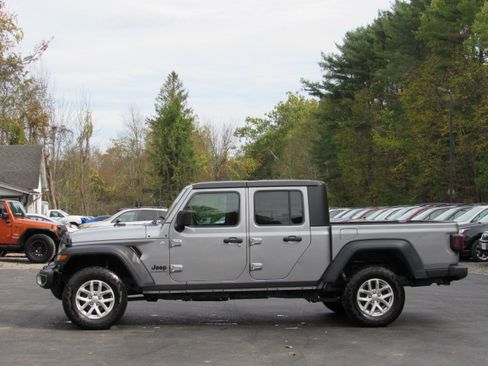 Used 2020 Jeep Gladiator Sport image 4