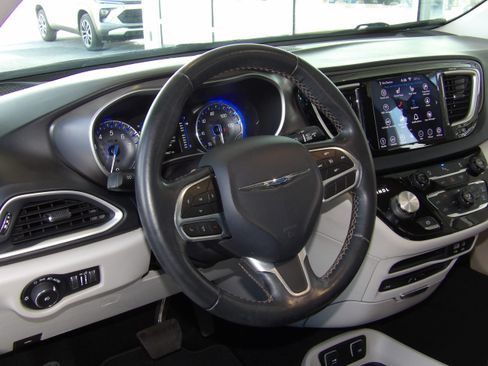 Used 2020 Chrysler Pacifica Touring image 14