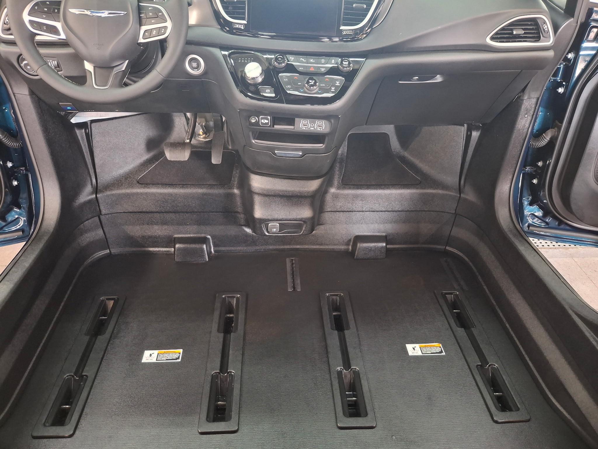 Used 2025 Chrysler Pacifica Select FWD image 14
