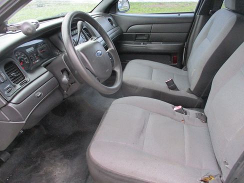 Used 2010 Ford Crown Victoria Police Interceptor image 4