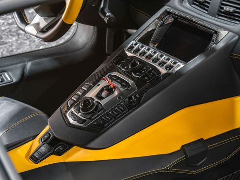 Used 2015 Lamborghini Aventador LP 700-4 image 3