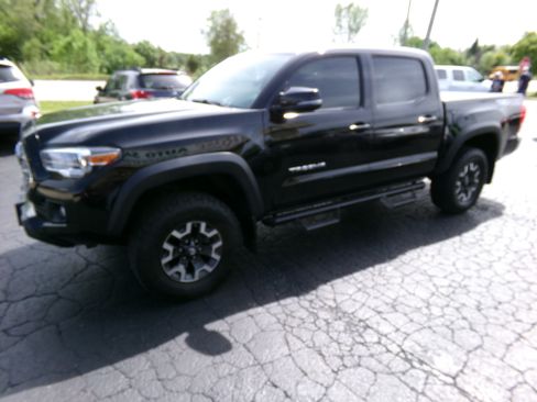 Used 2017 Toyota Tacoma 4x4 Double Cab TRD Off-Road image 1