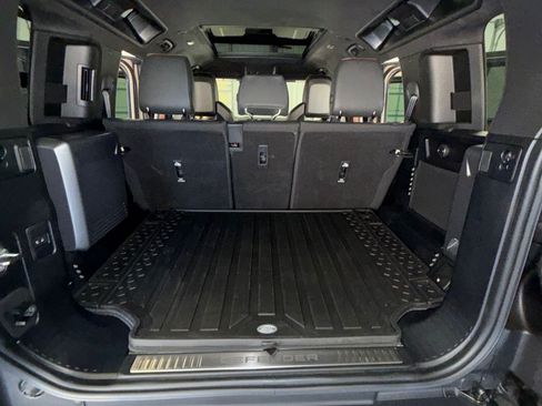 Used 2025 Land Rover Defender 110 OCTA image 33