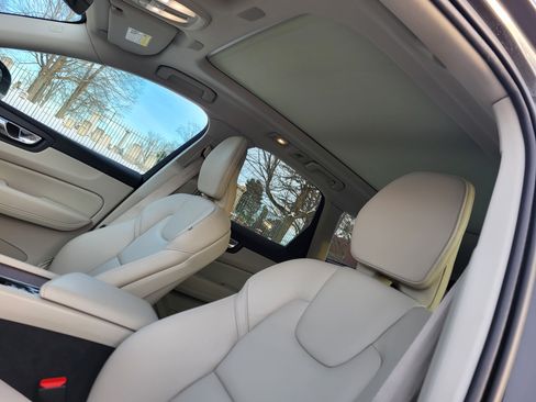 Used 2022 Volvo XC60 B5 Momentum image 15