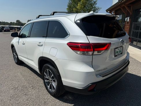 Used 2017 Toyota Highlander AWD V6 image 3
