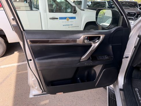 Used 2014 Lexus GX 460 image 23