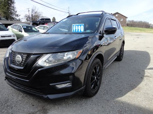 Used 2018 Nissan Rogue image 1