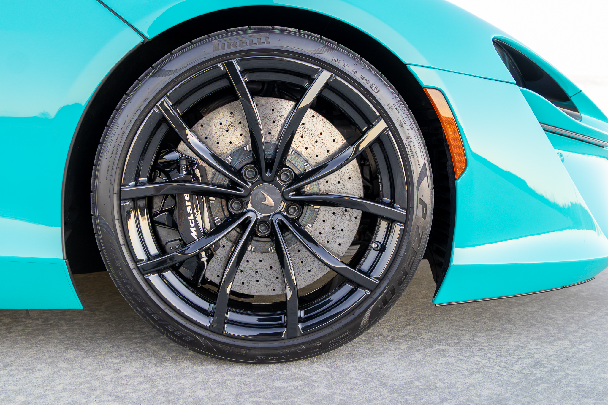 Used 2025 McLaren Artura Spider RWD image 24