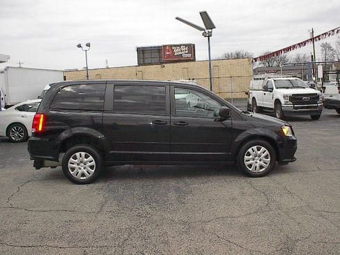 Used 2016 Dodge Grand Caravan SE image 3