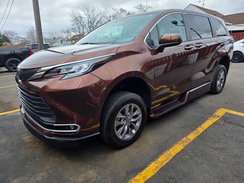 Used 2022 Toyota Sienna XLE image 8