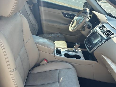 Used 2016 Nissan Altima Sedan w/ Navigation Pkg FWD image 10
