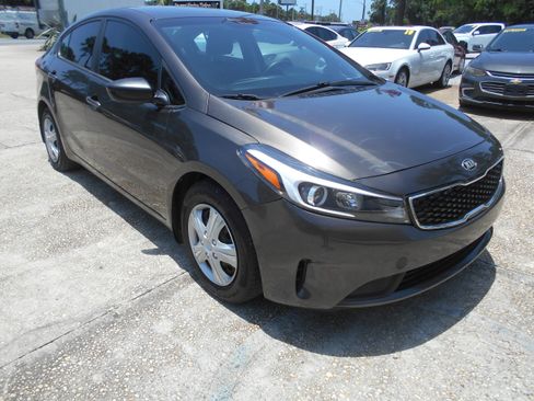 Used 2018 Kia Forte LX Sedan FWD image 2