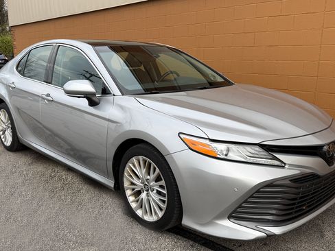Used 2018 Toyota Camry XLE image 2