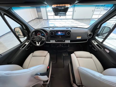 Used 2024 Mercedes-Benz Sprinter 2500 image 29