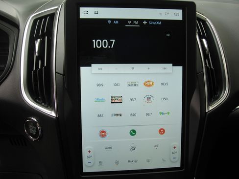 Used 2024 Ford Edge Titanium image 9