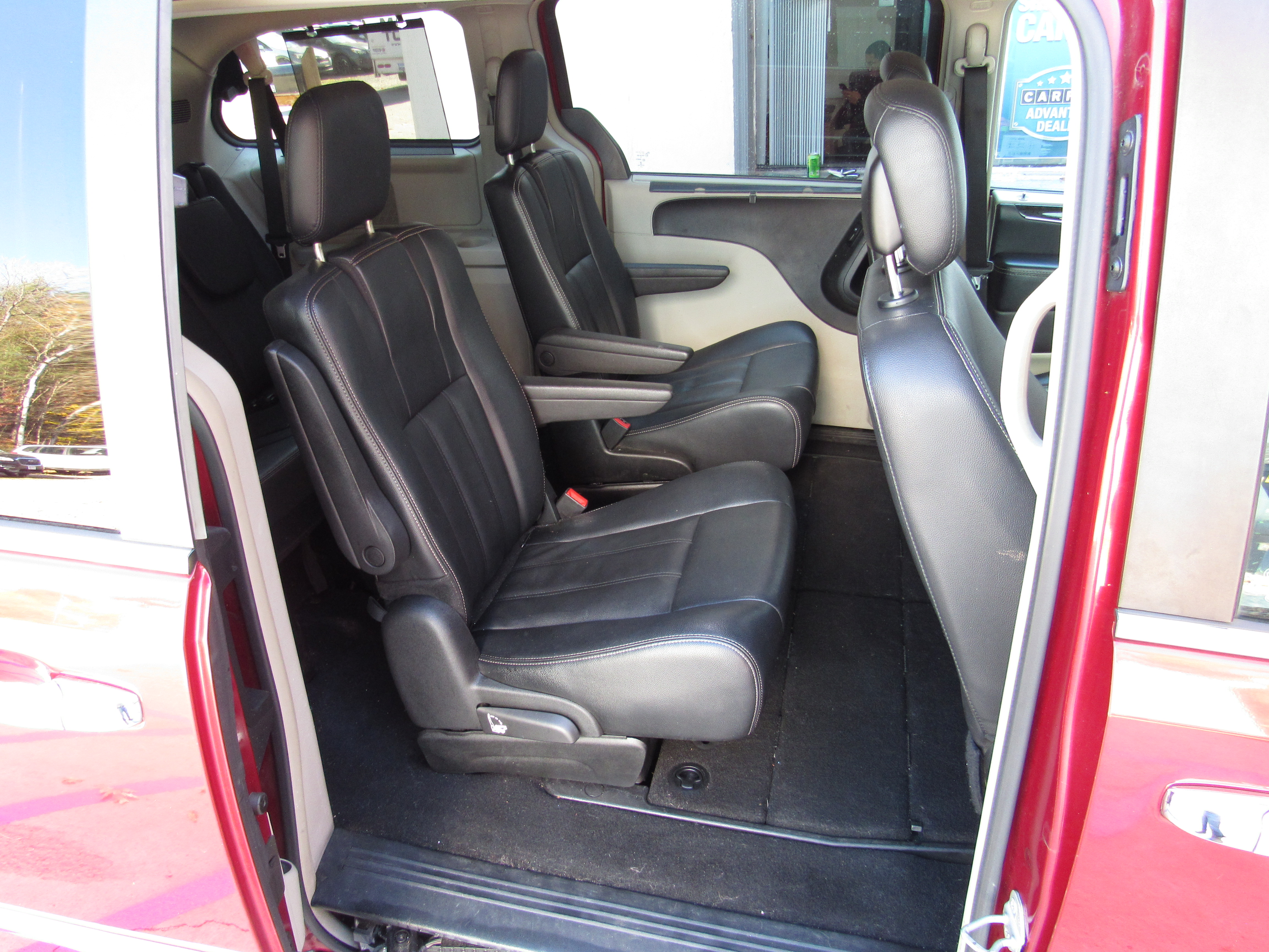 Used 2015 Chrysler Town & Country Touring FWD image 18