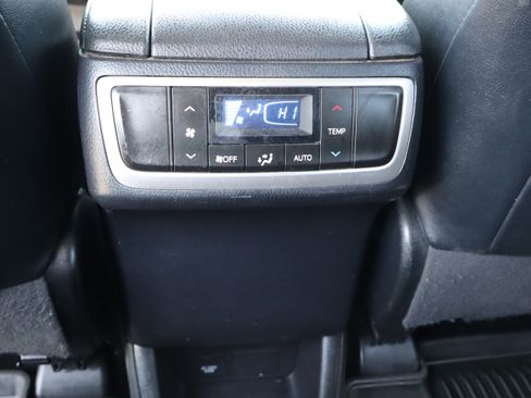 Used 2019 Toyota Highlander AWD XLE V6 image 18