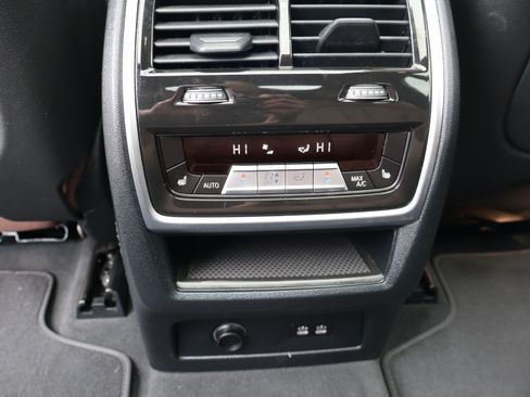 Used 2022 BMW X7 xDrive40i w/ M Sport Package AWD/4WD image 21