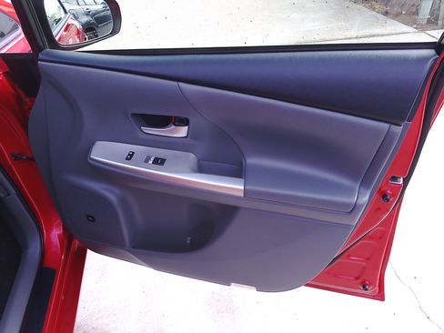 Used 2012 Toyota Prius V Five image 11