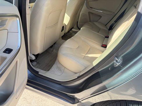 Used 2016 Volvo XC60 T5 Premier image 12