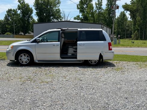 Used 2009 Chrysler Town & Country Limited FWD image 2
