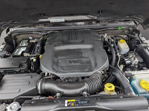 Used 2018 Jeep Wrangler Unlimited Sahara image 14