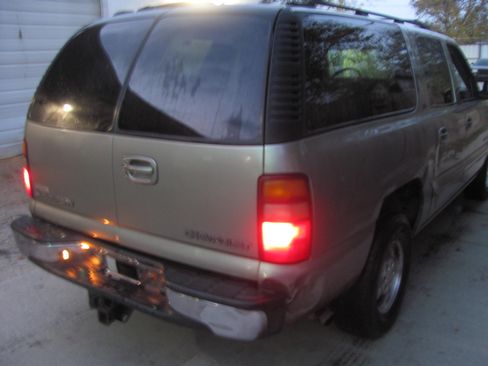 Used 2000 Chevrolet Suburban image 1