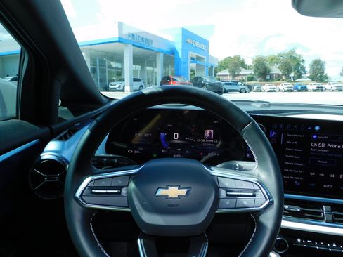 Used 2024 Chevrolet Equinox EV LT image 2