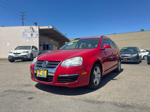 Used 2009 Volkswagen Jetta SE SportWagen FWD image 2