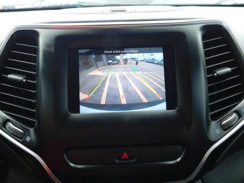 Used 2019 Jeep Cherokee FWD Latitude image 14