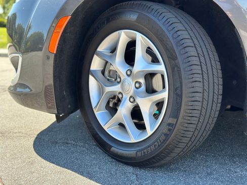 Used 2020 Chrysler Pacifica Touring-L Plus image 20