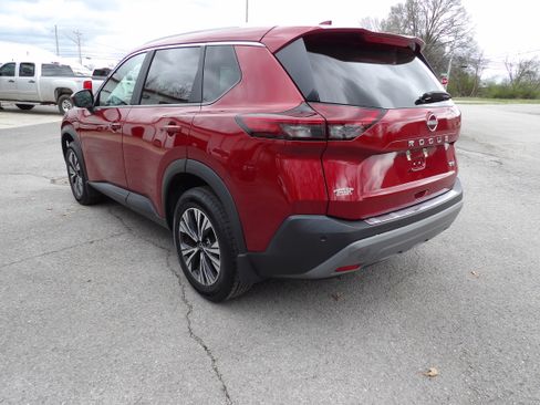 Used 2023 Nissan Rogue SV image 2